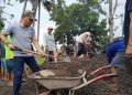 Warga Kaget, Wali Kota Metro Ikut Gotong Royong Timbun Jalan Garuda