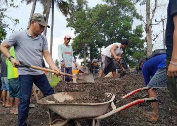 Warga Kaget, Wali Kota Metro Ikut Gotong Royong Timbun Jalan Garuda
