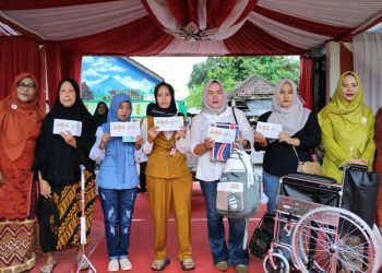 Hari Kartini, Yayasan Alamanda Tanggamus Serahkan Bantuan untuk Perempuan Disabilitas dan Yatim Piatu