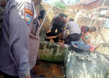 Respon Cepat, Personel Polsek Kotabumi Kota Evakuasi Warga Yang Jatuh di Dalam Sumur