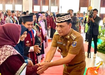 Putri Kaila, Simbol Harapan Generasi Muda dari Ratusan Mahasiswa Unisla Diwisuda, Putri Kaila Apriani Raih Predikat Terbaik dan Tercepat