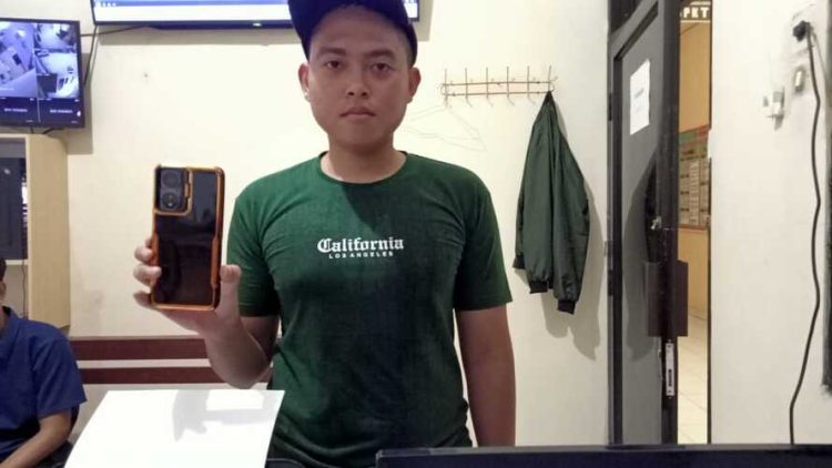 Tunjukkan Kejujuran, Casis Polri Asal Lampung Kembalikan HP yang Ditemukan Usai Binsik