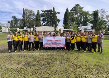 Jelang Hari Bhayangkara Ke-79, Polres Lampung Utara Gelar Bhakti Religi Bersihkan Masjid dan Gereja