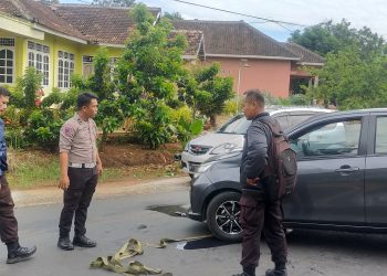 Gerak Cepat, Polsek Abung Barat Bantu Korban Kecelakaan Di Tikungan Jalinsum