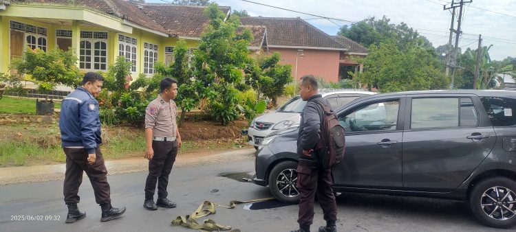Gerak Cepat, Polsek Abung Barat Bantu Korban Kecelakaan Di Tikungan Jalinsum