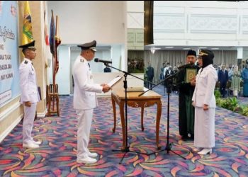 Sekda Mewakili Bupati Lampung Utara, Drs. Lekok, M.M., Hadiri Pelantikan Bupati Way Kanan dan Penyerahan SK TP-PKK di Balai Keratun