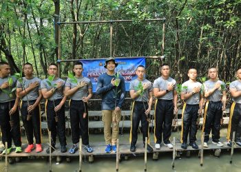 Taruna Bhayangkara Hijaukan Negeri Lewat Aksi Penanaman 100 Pohon Bakau di Jakarta Utara