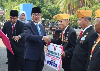 Peringati Hari Veteran Nasional 2025, Bupati Hamartoni Ahadis Beri Penghargaan kepada Veteran Lampung Utara