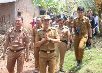Wakil Bupati Lampung Utara Serahkan Bantuan Sosial Korban Angin Puting Beliung di Sungkai Tengah