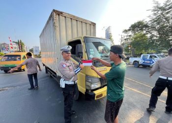 Merah Putih Untuk Negeri, Satuan Lalu Lintas Polres Lampung Utara Bagikan Bendera Ke Pengendara