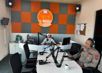 Lewat Dialog Interaktif Polisi Menyapa Pro 1 RRI, Kapolres Lampung Utara Ajak Masyarakat Berperan Aktif Bersama Menjaga Kamtibmas.