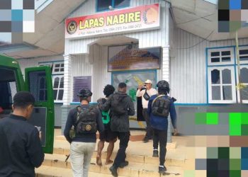 Satgas Ops Damai Cartenz Kawal Serah Terima Tersangka Anis Telenggen ke Kejari Nabire