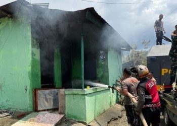 Polri dan TNI Bahu Membahu Padamkan Kebakaran di Kompleks Kodam Lama Jayapura