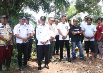 Wabup Romli Turun Langsung Gotong Royong Perbaiki Jalan di Abung Tengah
