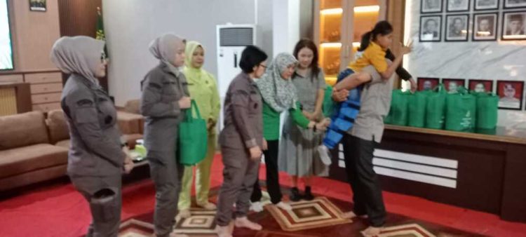 Hari Disabilitas Internasional (HDI) Kejaksaan Negeri (Kejari) Metro,Berikan Alat Bantu Untuk Anak Cerebral Palsy