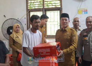 Bupati Dedi Irawan Serahkan Bantuan Korban Banjir di Bangkunat 