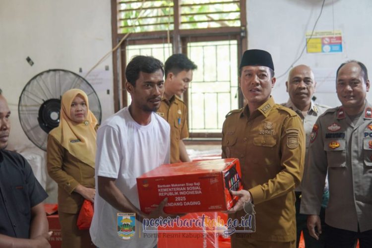 Bupati Dedi Irawan Serahkan Bantuan Korban Banjir di Bangkunat 