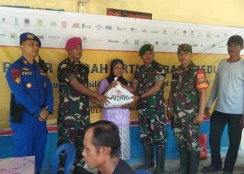 Polres Tanggamus Kawal Distribusi Bahan Pokok Pasar Murah Artha Graha Peduli di Pekon 3T