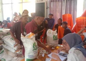 Pemdes Sumber Tani Salurkan Bantuan Pangan Secara Bertahap Pada 164 KPM