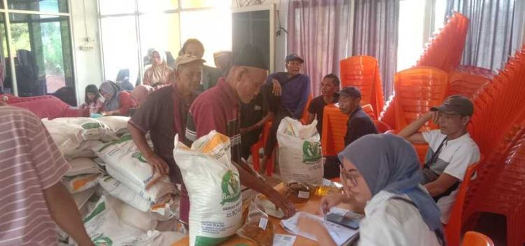 Pemdes Sumber Tani Salurkan Bantuan Pangan Secara Bertahap Pada 164 KPM