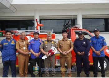 Bupati Pesibar Dedi Irawan Serahkan Satu Unit Mobil Damkar Ke Satpol-PP dan Damkar 