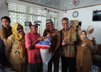 Wali Kota Metro Salurkan Bantuan Atensi Kemensos untuk 99 Lansia