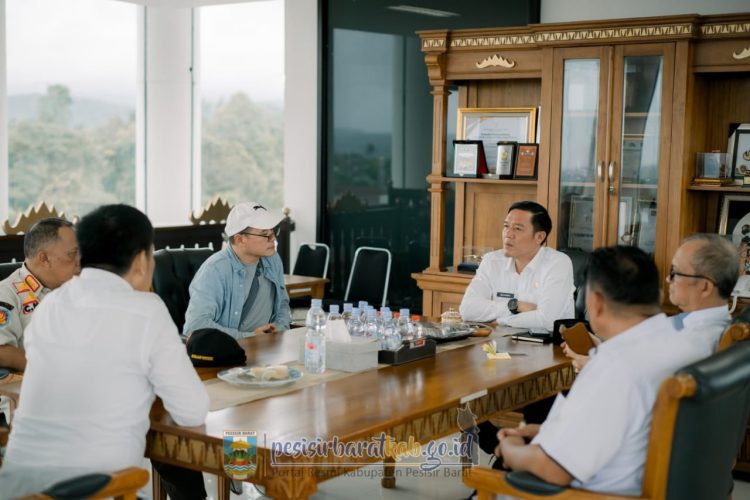 Pemerintah Kabupaten Pesisir Barat Gelar Audensi Penanganan Dampak Terdamparnya Log Kayu Terhadap Masyarakat 