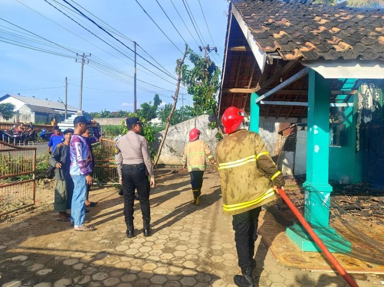 Polres Lampung Utara Sigap Tangani Kebakaran Rumah Warga Kotabumi Selatan