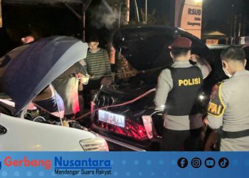 Respons Cepat Call Center 110, Polres Tanggamus Bantu Evakuasi Kendaraan Mogok di Kota Agung