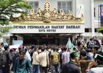 Ratusan Mahasiswa Gelar Demo di DPRD Metro, Soroti Kinerja Pemerintah Daerah