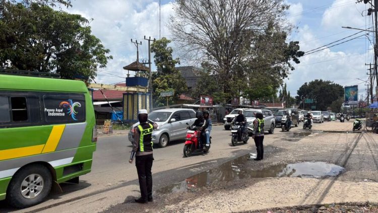 Jalinsum Lampung Utara Padat Merayap, Polisi Lakukan Pengaturan Lalu Lintas