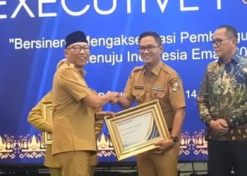 Bupati Lampung Utara Terima Penghargaan Sebagai Pioner Kemandirian Ekonomi Desa