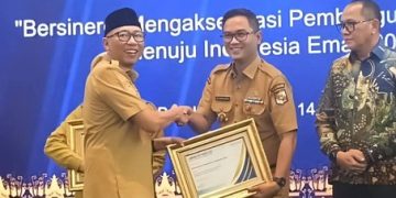 Bupati Lampung Utara Terima Penghargaan Sebagai Pioner Kemandirian Ekonomi Desa