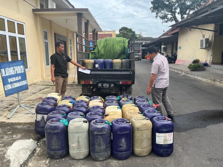 POLRES METRO UNGKAP KASUS DUGAAN BBM OPLOSAN, DUA PELAKU DIAMANKAN