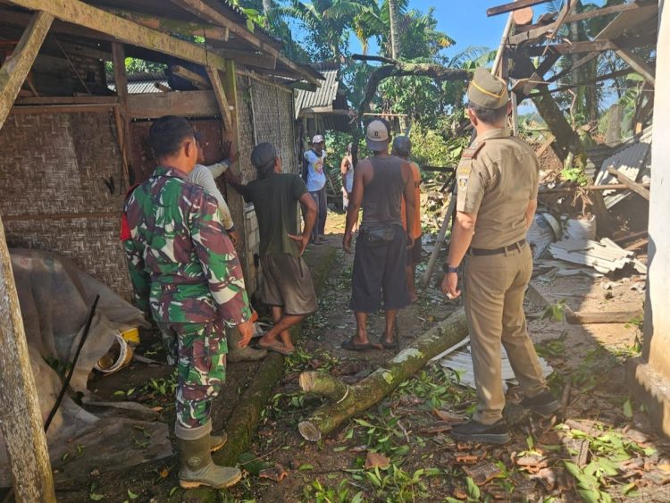 Babinsa Koramil 411-04/Trimurjo Bahu-Membahu Bersama Warga Bersihkan Pohon Tumbang